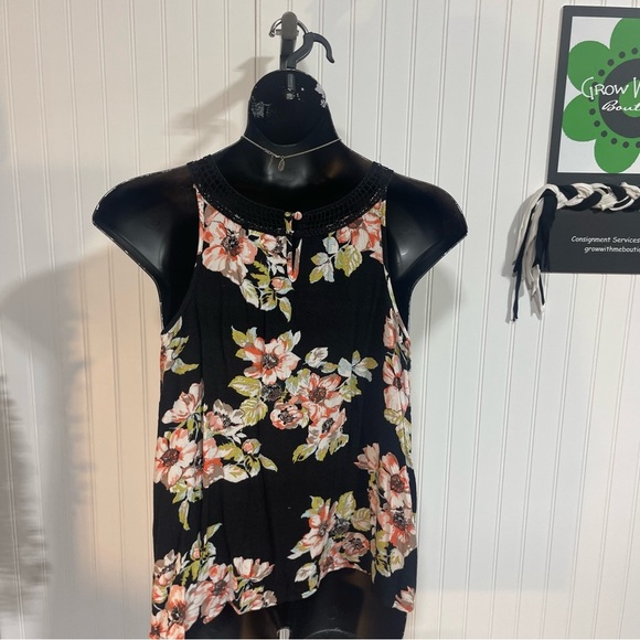 Torrid Black and Pink Blouse with Elegant Floral Design 1X - Picture 5 of 6